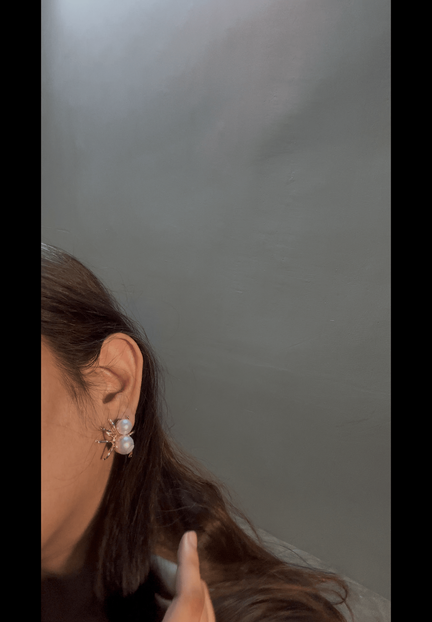 Spider Pearl Stud.